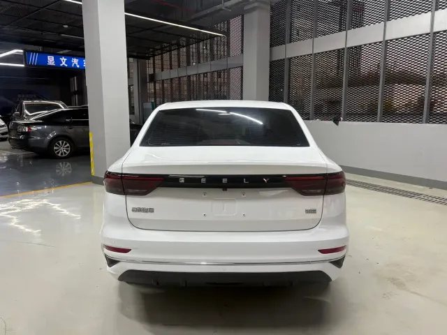 Geely Emgrand — Фото автомобиля 14