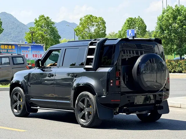 Land Rover Defender — Фото автомобиля 4