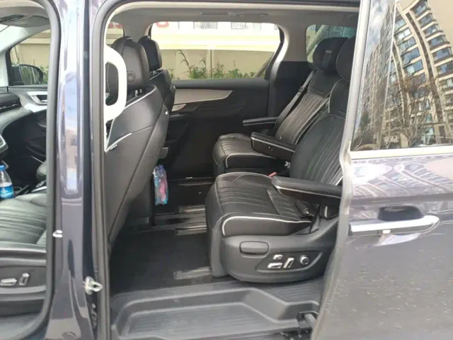 Roewe iMAX8 — Фото автомобиля 13