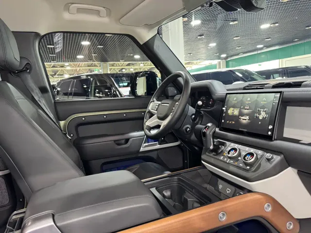 Land Rover Defender — Фото автомобиля 10