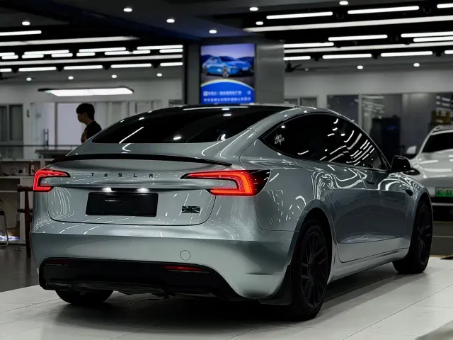 Tesla Model 3 — Фото автомобиля 6