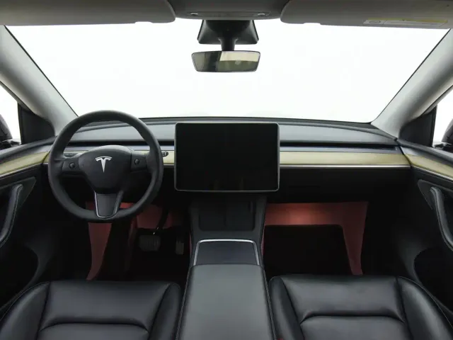 Tesla Model Y — Фото автомобиля 13