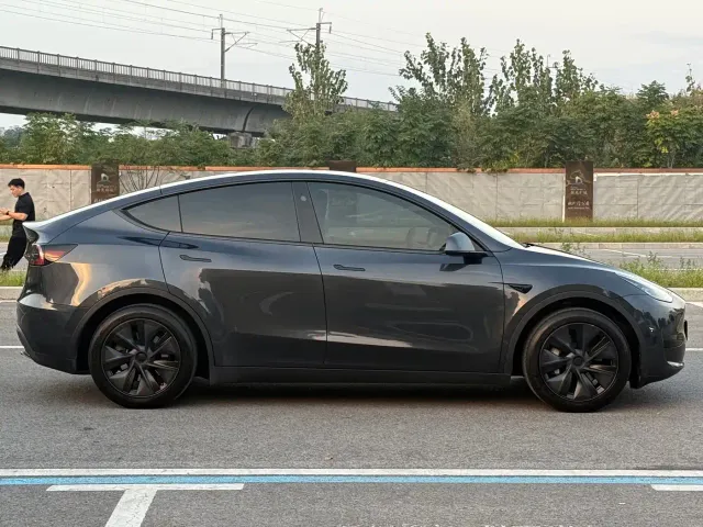 Tesla Model Y — Фото автомобиля 6