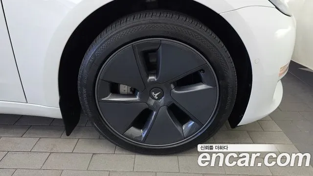 Tesla Model 3 — Фото автомобиля 21