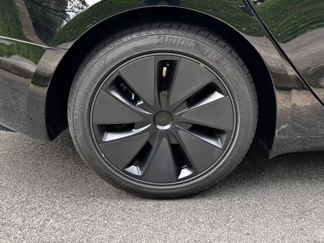 Tesla Model 3 — Фото автомобиля 11