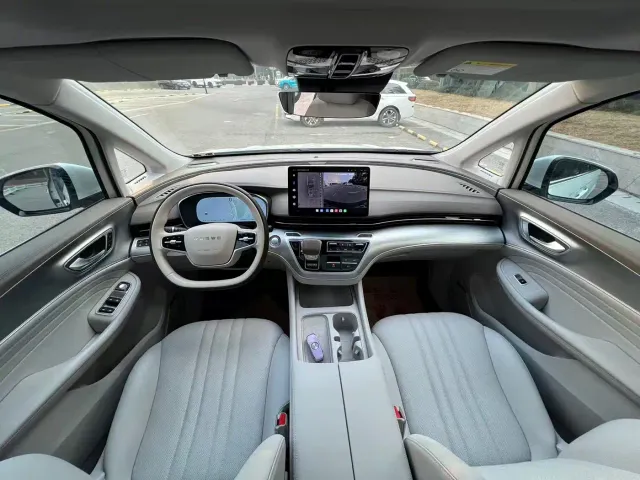 Roewe iMAX8 — Фото автомобиля 5