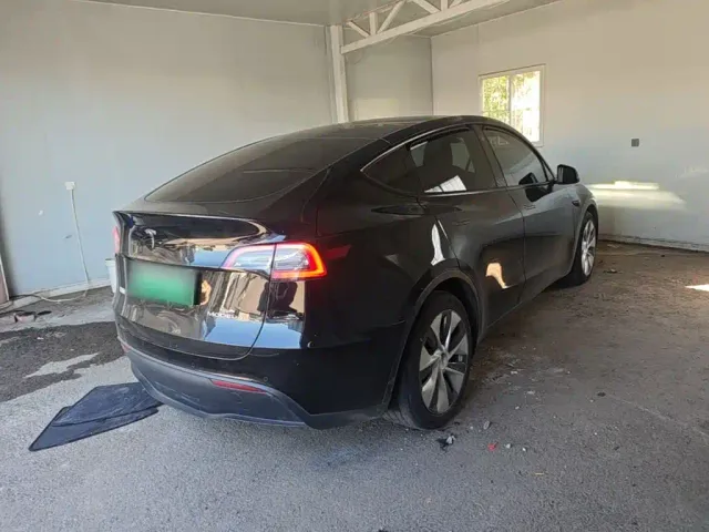 Tesla Model Y — Фото автомобиля 6
