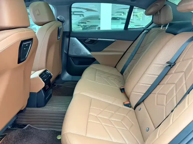 BMW 5 Series — Фото автомобиля 13