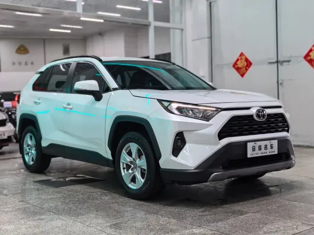 Toyota RAV4 — Фото автомобиля 3