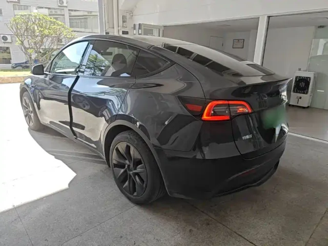 Tesla Model Y — Фото автомобиля 4