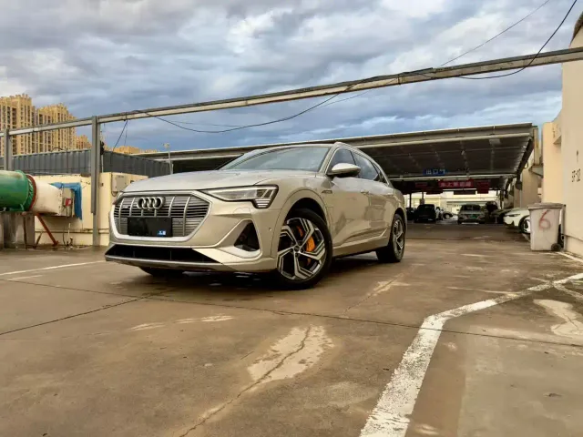 Фотография автомобиля — Audi e-tron