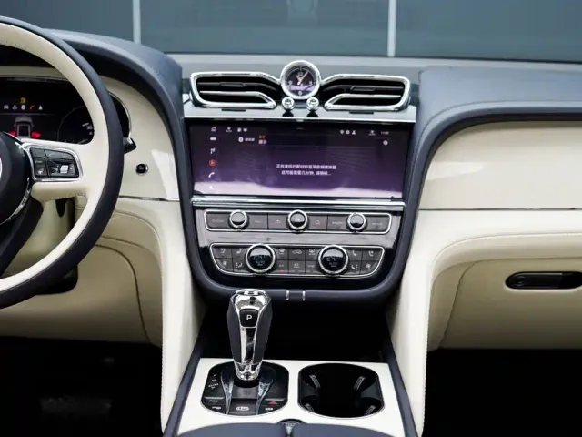 Bentley Bentayga — Фото автомобиля 15
