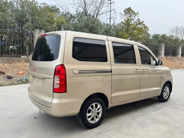 Wuling Hongguang V — Фото автомобиля 6