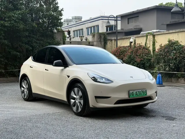 Tesla Model Y — Фото автомобиля 3