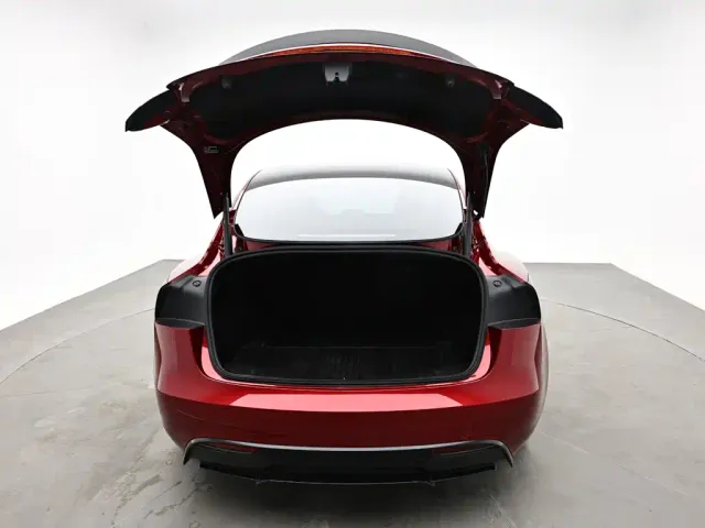 Tesla Model 3 — Фото автомобиля 8