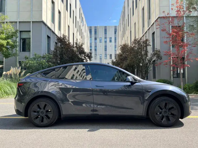 Tesla Model Y — Фото автомобиля 10