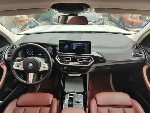 BMW iX3 — Фото автомобиля 9