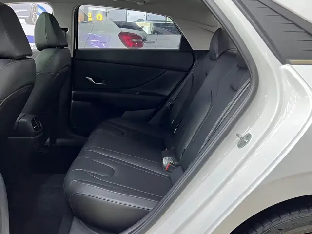 Hyundai Elantra — Фото автомобиля 13