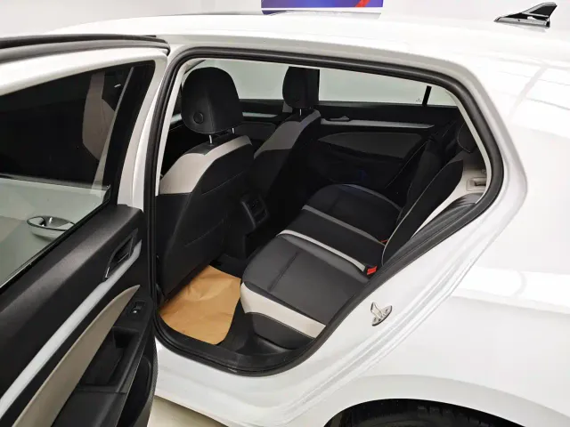 Volkswagen Golf — Фото автомобиля 18
