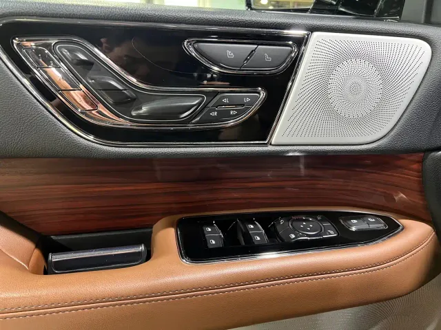 Lincoln Navigator — Фото автомобиля 8