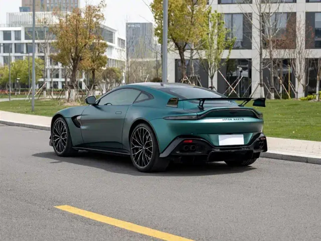 Aston Martin V8 Vantage — Фото автомобиля 6
