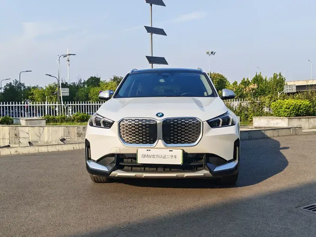 BMW iX1 — Фото автомобиля 2