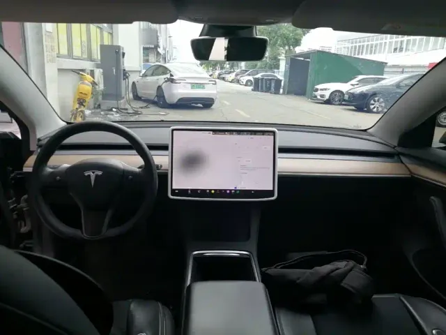 Tesla Model 3 — Фото автомобиля 9