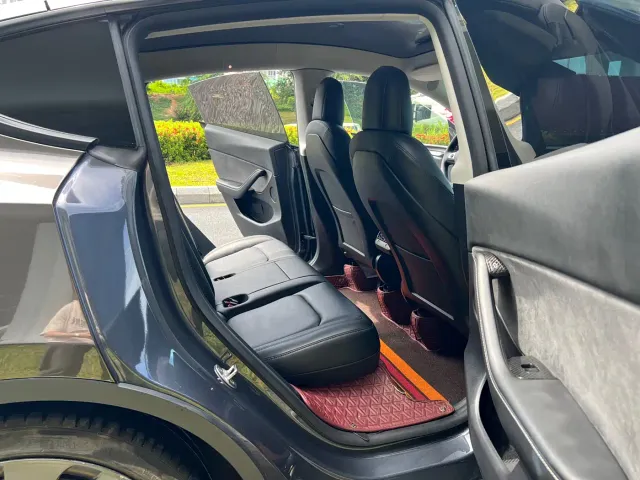 Tesla Model Y — Фото автомобиля 11