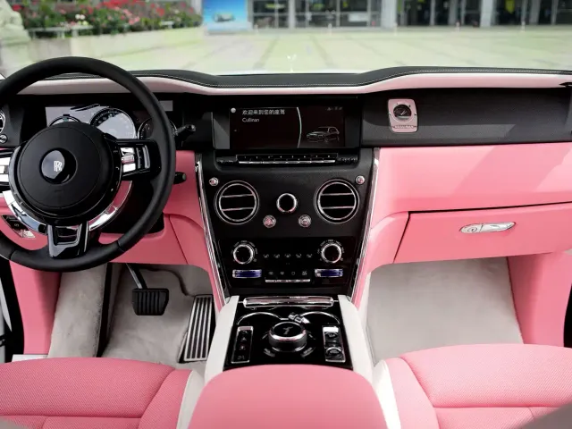Rolls-Royce Cullinan — Фото автомобиля 14