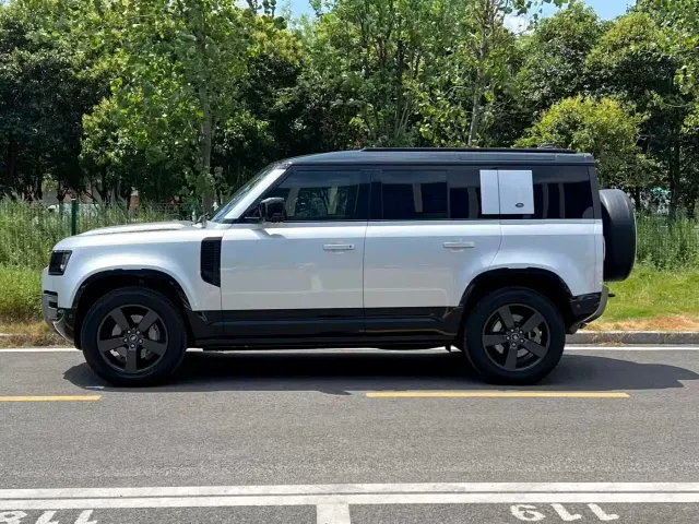 Land Rover Defender — Фото автомобиля 3