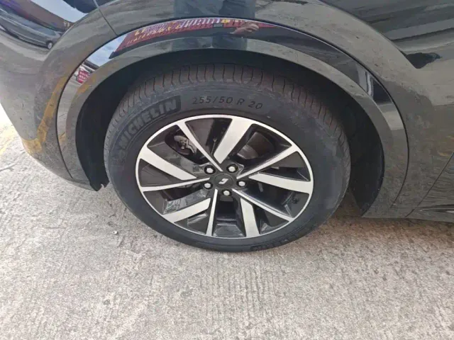 Li Auto L8 — Фото автомобиля 22
