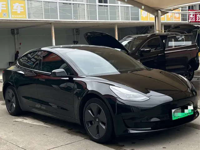Tesla Model 3 — Фото автомобиля 2
