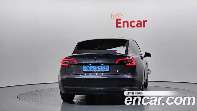 Tesla Model 3 — Фото автомобиля 4