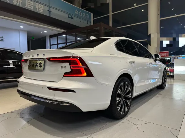 Volvo S60 — Фото автомобиля 6