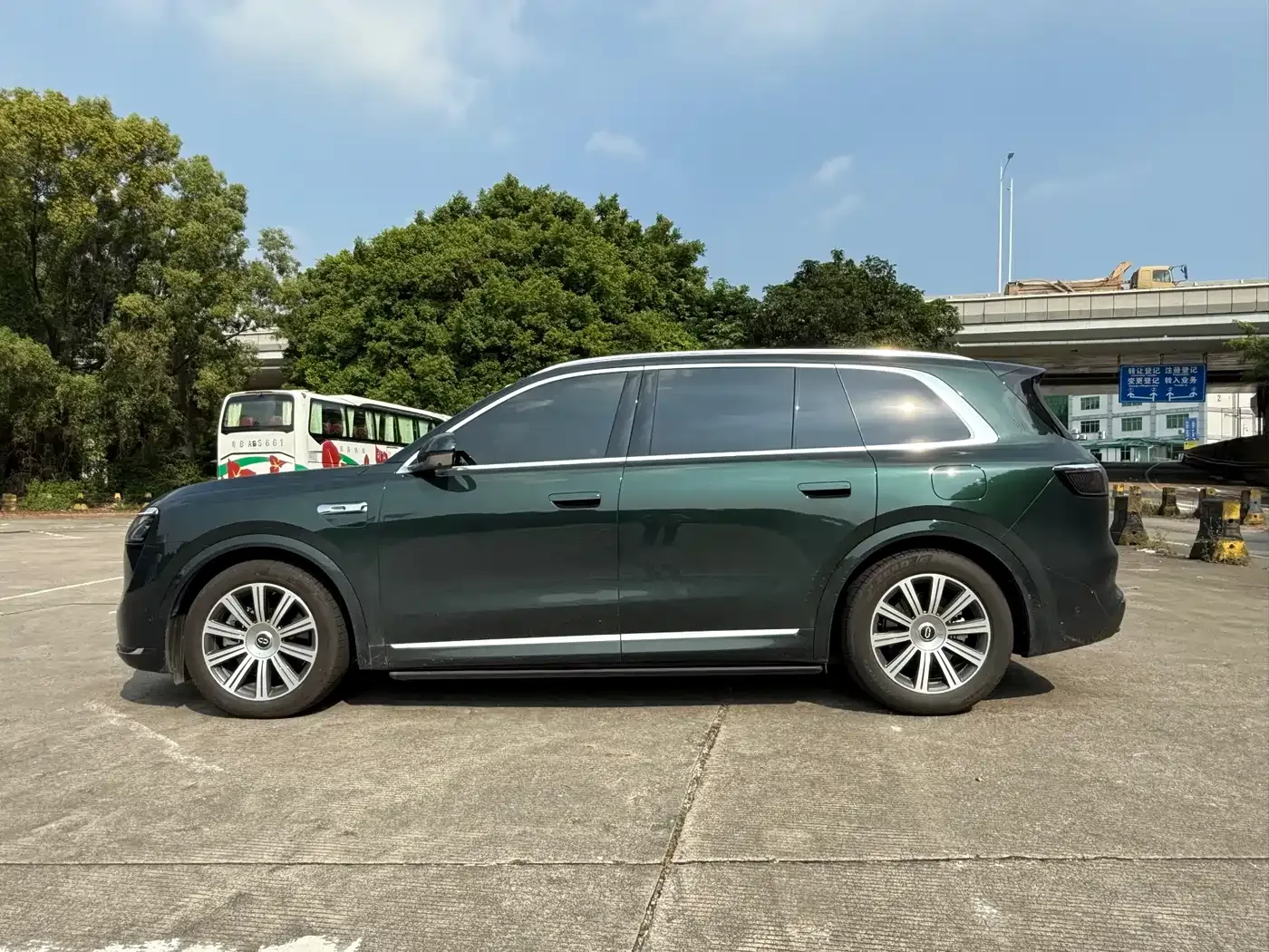 AITO Wenjie AITO M8 2025 Extended Range Max 37kWh 5-Seater — Фото автомобиля 15