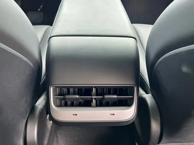 Tesla Model Y — Фото автомобиля 10