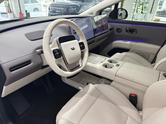 Li Auto i8 — Фото автомобиля 7