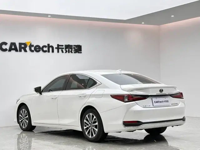 Lexus ES — Фото автомобиля 3