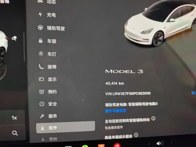 Tesla Model 3 — Фото автомобиля 10