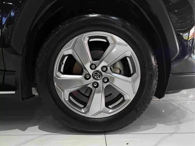 Toyota RAV4 — Фото автомобиля 8