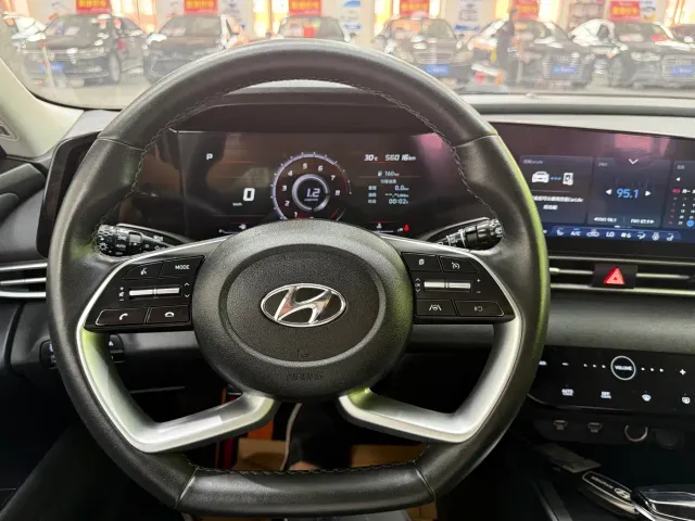 Hyundai Elantra — Фото автомобиля 15