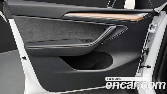 Tesla Model Y — Фото автомобиля 24