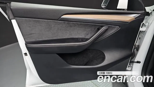 Tesla Model Y — Фото автомобиля 24