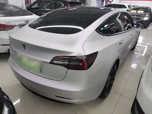 Tesla Model 3 — Фото автомобиля 6