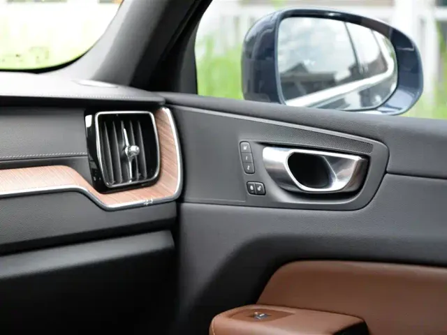 Volvo XC60 — Фото автомобиля 10