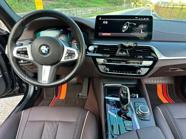 BMW 5 Series — Фото автомобиля 11