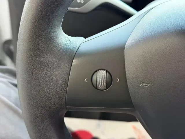 Tesla Model Y — Фото автомобиля 10
