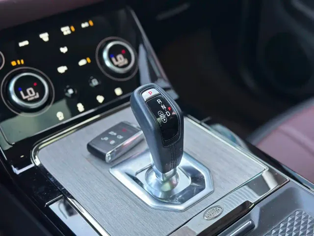 Land Rover Range Rover Evoque New Energy 2022 Range Rover Evoque L P300e Plug-in Hybrid — Фото автомобиля 6
