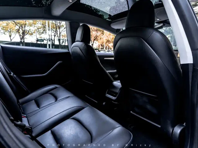 Tesla Model 3 — Фото автомобиля 12