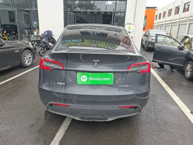 Tesla Model Y — Фото автомобиля 5